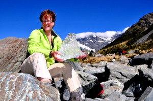 Jacqueline met een stuk gletsjerijs uit het Hooker Glacier Lake