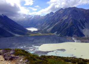 Hooker Valley vanaf het einde van de Sealy Tarns Track met uitkijk op Mount Cook in de verte