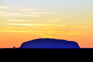 Close up van Uluru bij dezelfde zonsopgang.