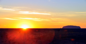 Zonsopgang bij Kata Tjuta sunrise vieuwpoint: De zon komt links van Uluru op.