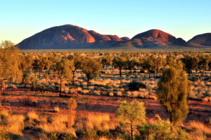 Zonsopgang op de Kata Tjuta's gezien vanaf hetzelfde uitzichtplatform.