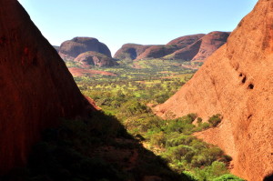 Tussen twee Olga's door naar de vruchtbare vallei tussen de andere Olga's.