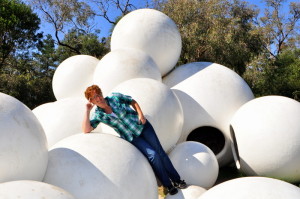 Ik op een toegankelijk kunstwerk in de McClelland Sculpture Garden