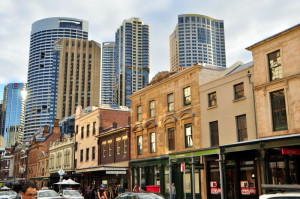 De oude gebouwen in The Rocks met in de achtergrond Downtown Sydney