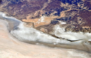 Nog een luchtfoto van de outback. Hier vlogen we over een zoutmeer.