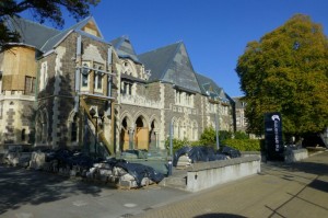 De schade van de aardbevingen is overal te zien...