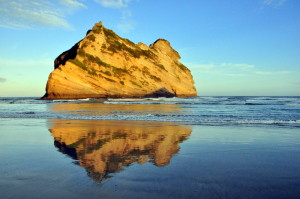 Het licht van de opkomende zon op één van de Archway Islands.