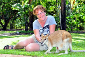 Jacqueline en een Agile Wallaby (met jong in buidel)