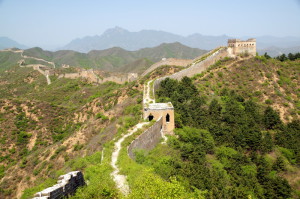 Richting Gubeikou wordt het pad steeds meer overwoekerd. De tweede toren heeft zelfs 6 vensters aan twee zijden...