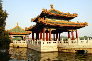 Twee van de vijf draken pagodes in het water van het Beihai Park