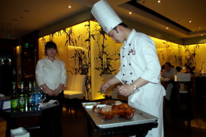 Onze Peking eend wordt aan tafel gefileerd en opgemaakt.