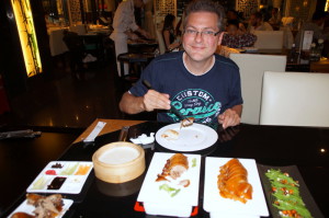 Pekingeend eet je dus met flinterdunne pannekoekjes die je besmeert met die bruine saus en belegd met reepjes prei, wortel, radijs, knoflookpuree etc...