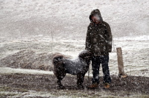 Een Tibetaan met zijn hond