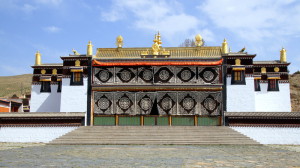Een van de grote gebouwen van het Tso Gompa klooster complex
