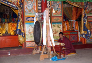 De tromroffelende monnik in het Tso Gompa klooster complex
