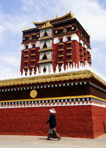 Milarepa Palace, een uniek 9 verdiepingen tellende Tibetaanse toren.