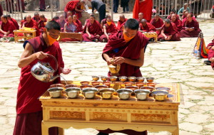 Monniken zijn bezig met het inschenken van thee tijdens de ceremonie