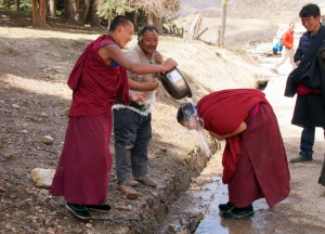 Monniken worden overgoten met water