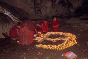 Monniken steken de waxinelichtjes aan