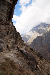 Smalle paadjes langs steile wanden...