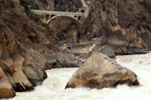 De rots via welke de tijger volgens de legende naar de overkant sprong.