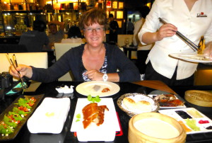 Jacqueline geniet van de Peking Duck met heerlijke bijgerechten...