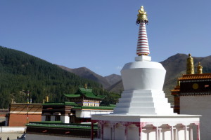 Labrang klooster met een Tibetaanse stupa op de voorgrond