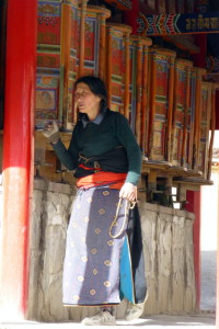 Tibetaanse met bidkraal die de kora loopt