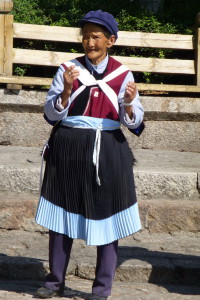 Een Naxi vrouw danst op de markt in Lijiang