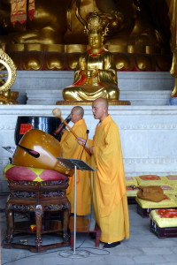 Monniken zingen hun mantra's in de Chongsheng tempel
