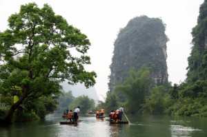 Met een bamboevlot de rivier afzakken, hier en daar een stroomversnellinkje...