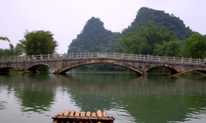 Een van de twee bruggen...