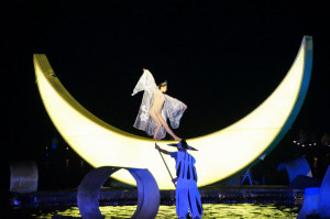 Een mooie performance uitgevoerd op een rollende maan op een drijvend vlot...