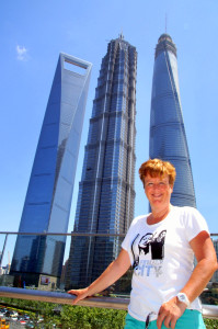 Op de loopbrug zie je drie belangrijke wolkenkrabbers bij elkaar: het Shanghai World Financial Center, De Jin Mao toren en de laatste nieuwe aanwinst de Shanghai Tower.