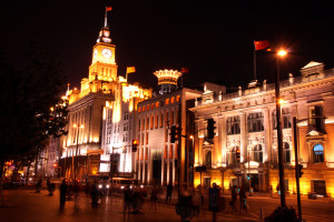 Er staat een mooie mengeling van stijlen in kantoorgebouwen van de periode van 1880 tot 1940. Eerst maakte de Bund deel uit van een Engelse handelsnederzetting net buiten Shanghai. Na afloop van de Tweede Chinees-Japanse Oorlog verlieten vrijwel alle buitenlanders Shanghai. Nu hebben ook  grote Europese bedrijven en banken zichweer hier gevestigd.