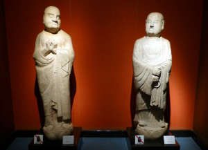 Twee Boedhistische monniken op de sculptuurafdeling. 