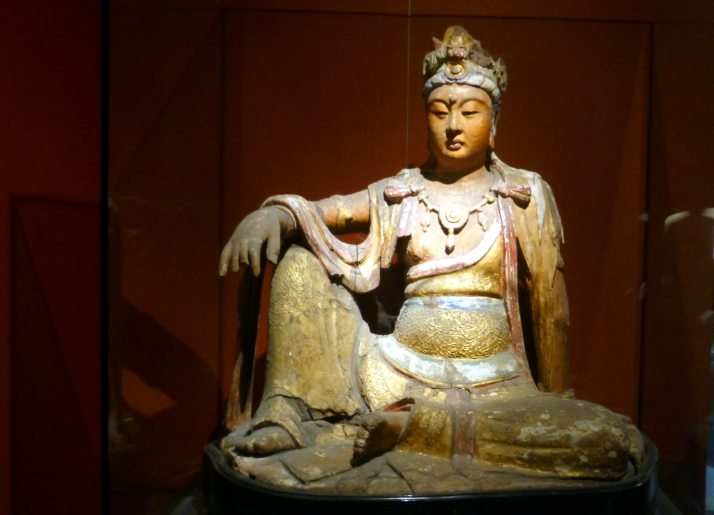 Een Boedhistisch beeld op de sculptuurafdeling.