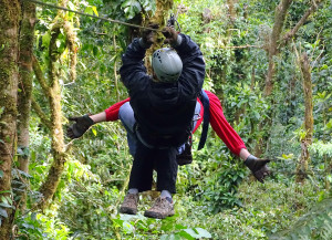 Remy intiem met een medewerker van de Canopy tour