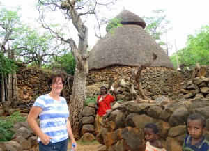 Jacqueline bij een Konso huis