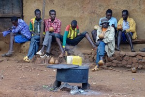 De mannen zitten aan eigengestookte drank