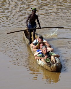 Via een gammele boomstam oversteken...