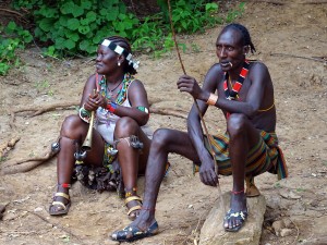 Een Hamar man aanschouwt het gedans en gezang