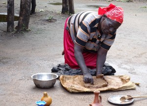 Een Aari vrouw boetseert een schaal
