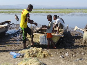 De vissers maken hun netten weer in orde